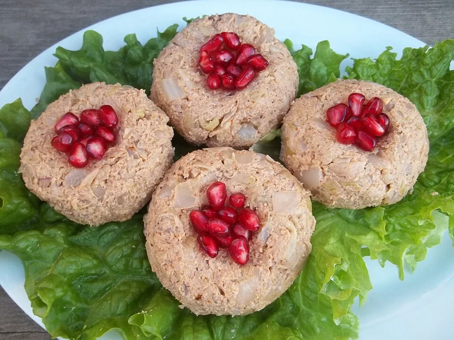 Pkhali 卷心菜核桃蔬菜团，点缀石榴籽